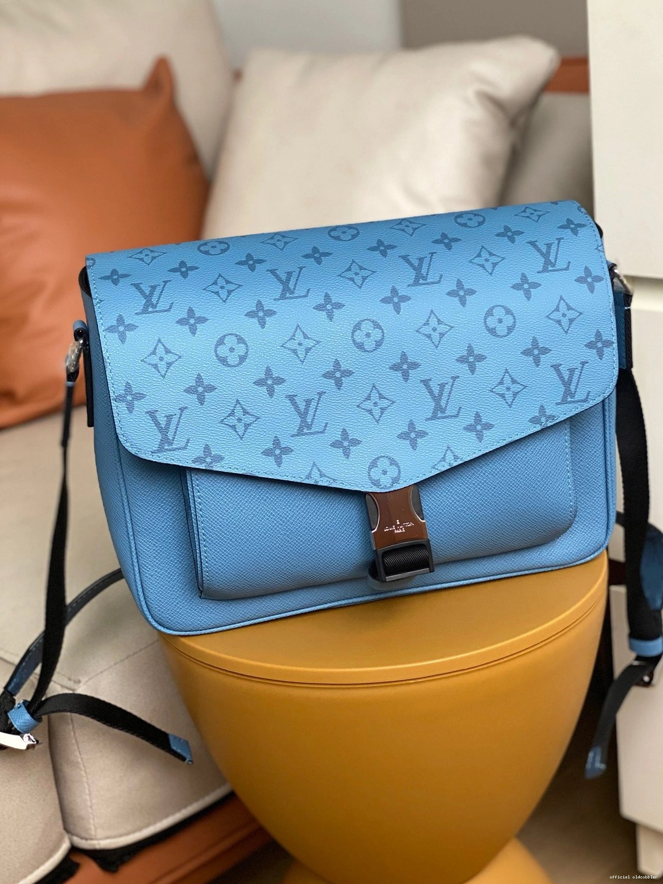 VUITTON LOUIS NEW MESSENGER 0823